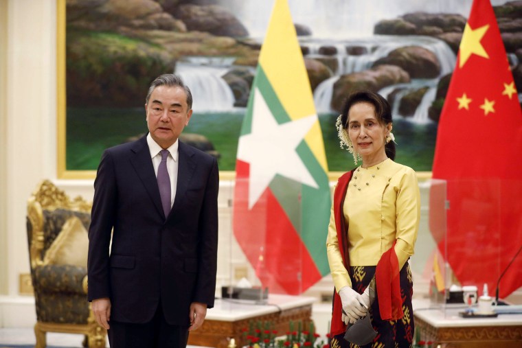Image: Suu Kyi meets with China's Foreign Minister Wang Yi at the Presidential Palace in Naypyidaw