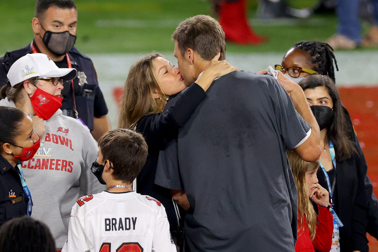 VIDEO: Tom Brady Celebrates With Son After Bucs NFC Championship Win