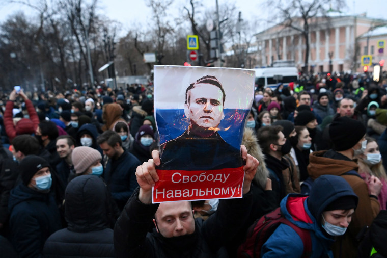Image: Protesters march in support of jailed opposition leader Alexei Navalny in downtown Moscow