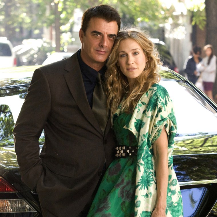 Chris Noth and Sarah Jessica Parker on the set of "Sex and the City" in a romantic pose