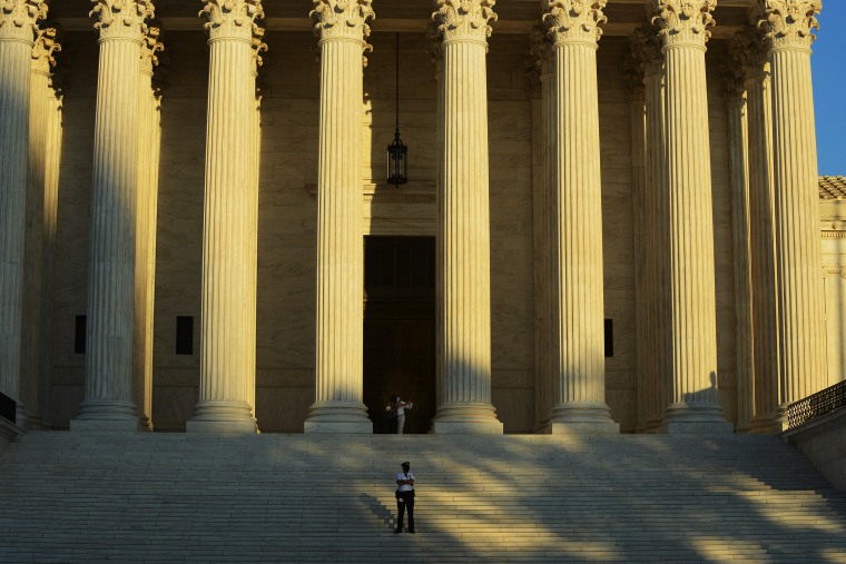 Image: Supreme Court police guard the Supreme Court building