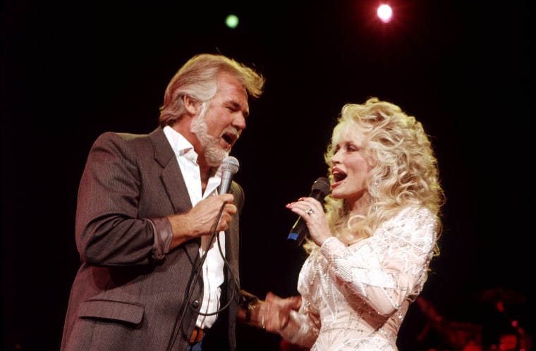 Image: DOLLY PARTON duets with Kenny Rogers in July 1989