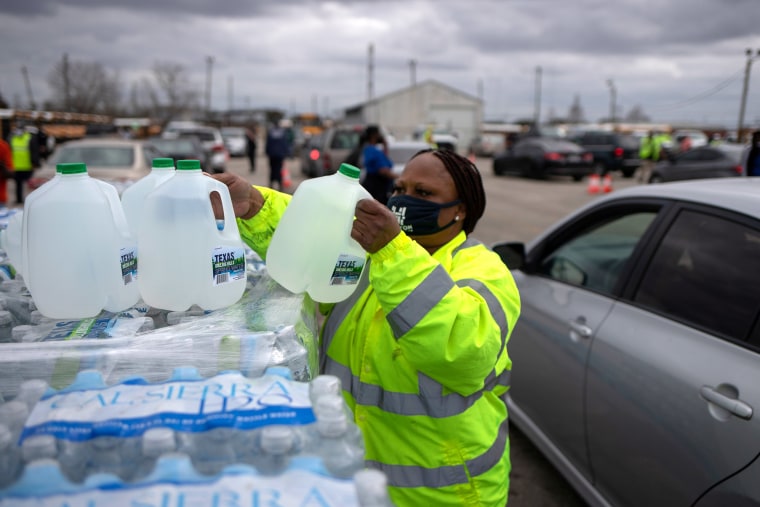 Image: Volunteers give water to residents affectred by  unprecedented winter storm in Houston, Texas