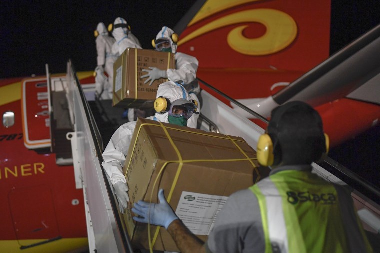 Image: Venezuelan workers unload humanitarian aid from China at the Simon Bolivar International Airport in La Guaira, Venezuela,