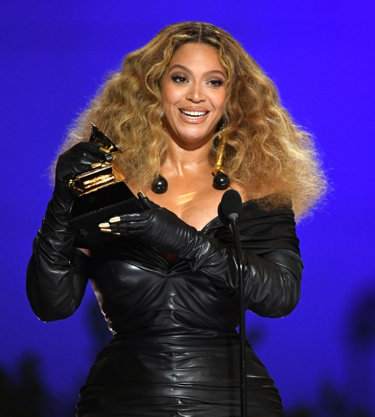 Beyonce accepts Grammy for best R&amp;B performance