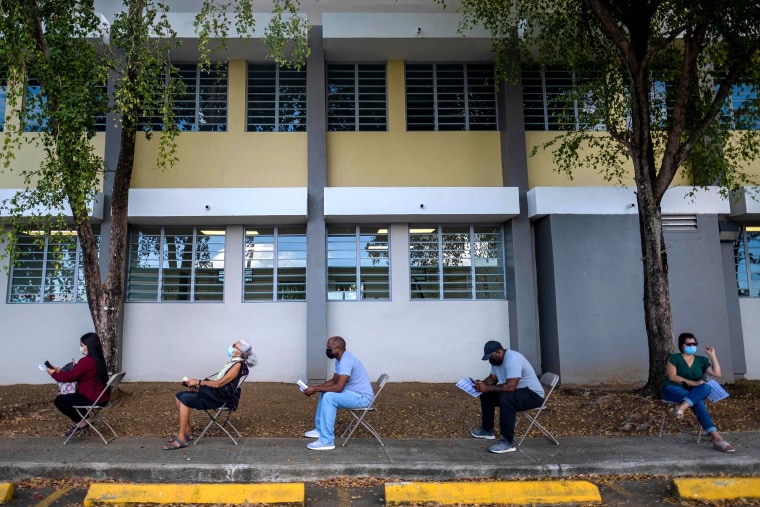 Image: Vaccination line in Puerto Rico