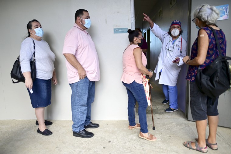 Image: Vaccination line in Puerto Rico
