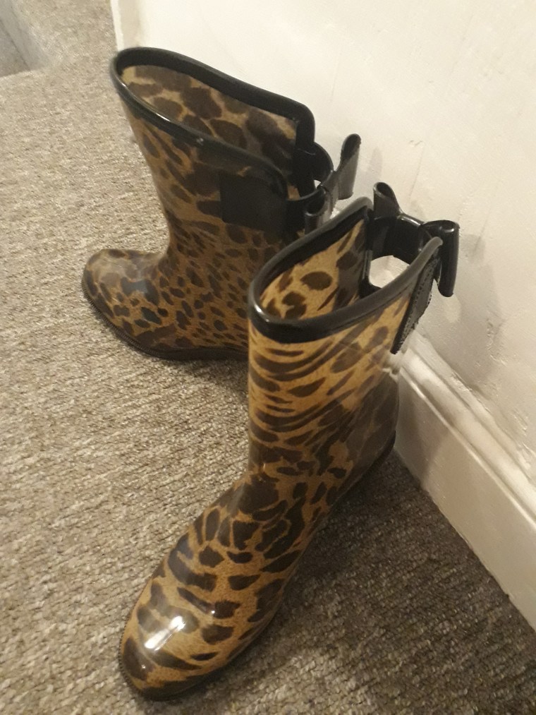 Watts wore heeled leopard-print boots for the occasion. 