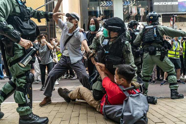 Image: Pro-democracy supporters scuffle with riot police in Hong Kong
