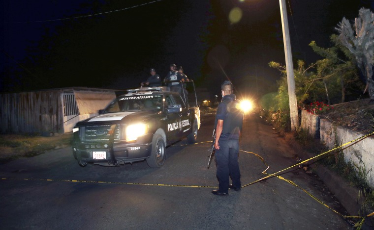 Image: Heavily armed state police officers in Coatepec Harinas, Mexico