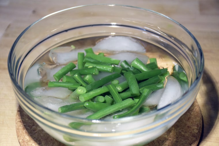 Green beans in cold water
