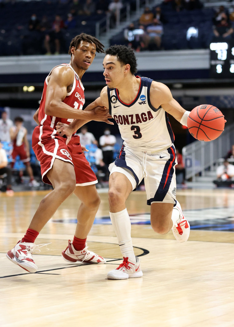 Andrew Nembhard #3 of the Gonzaga Bulldogs