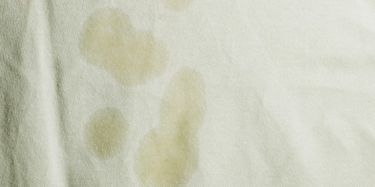 Oil and grease stains: Remove oil and grease stains from clothing and carpet