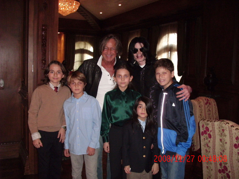 Michael Jackson Poses With His Children