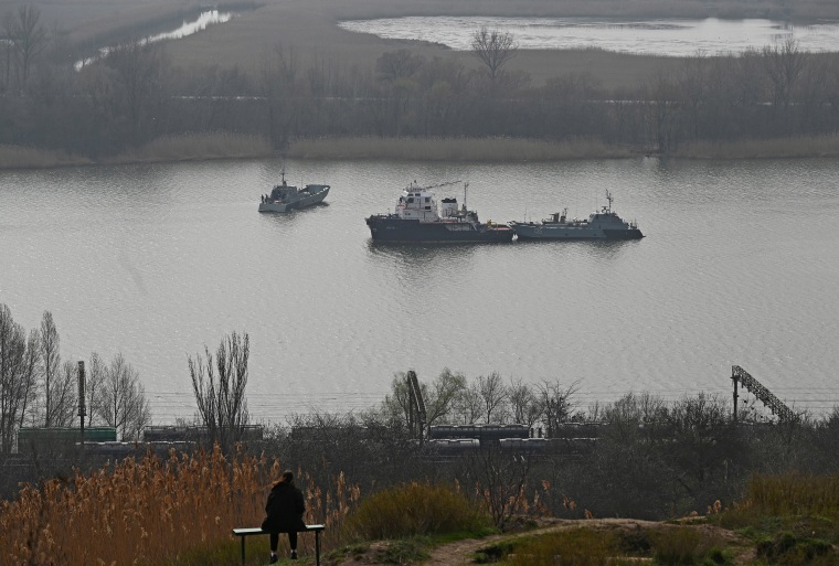 Image:A tug boat and landing crafts of the Russian Navy's Caspian Flotilla on the Don River during the inter-fleet move from the Caspian Sea to the Black Sea, on the outskirts of Rostov-on-Don, Russia