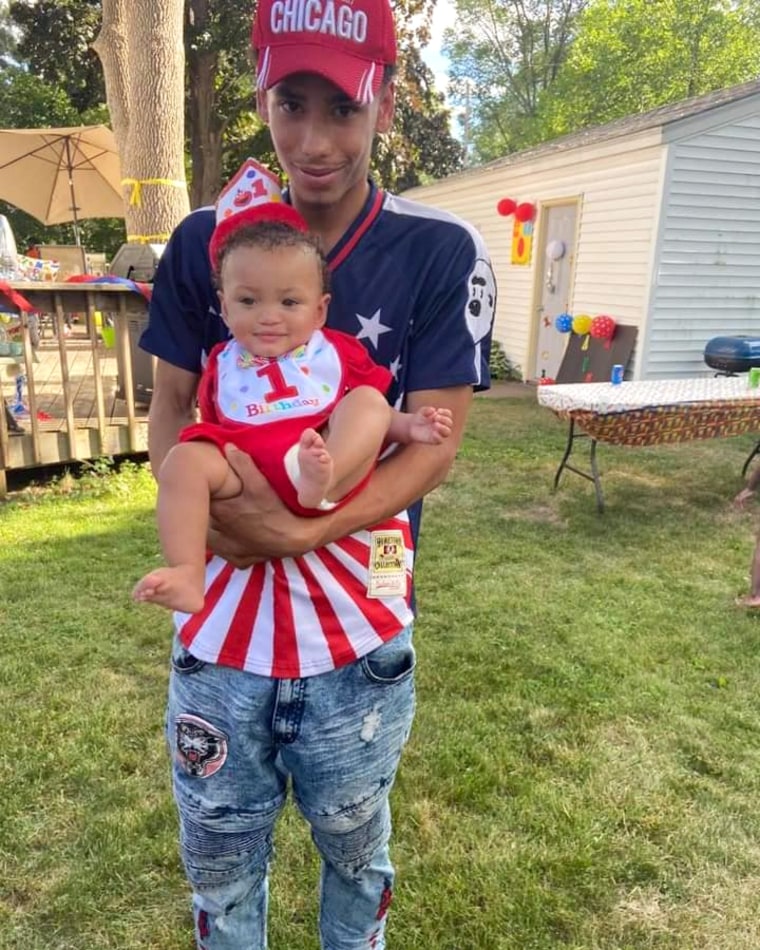 Image: Daunte Wright holds his son, Daunte Wright Jr.