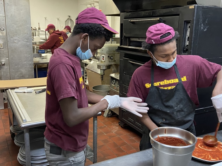 Image: Scorecard Pizza workers make free pizzas for protesters and police