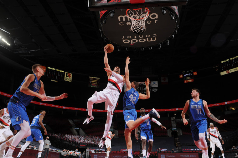 Enes Kanter shoots the ball against the Dallas Mavericks