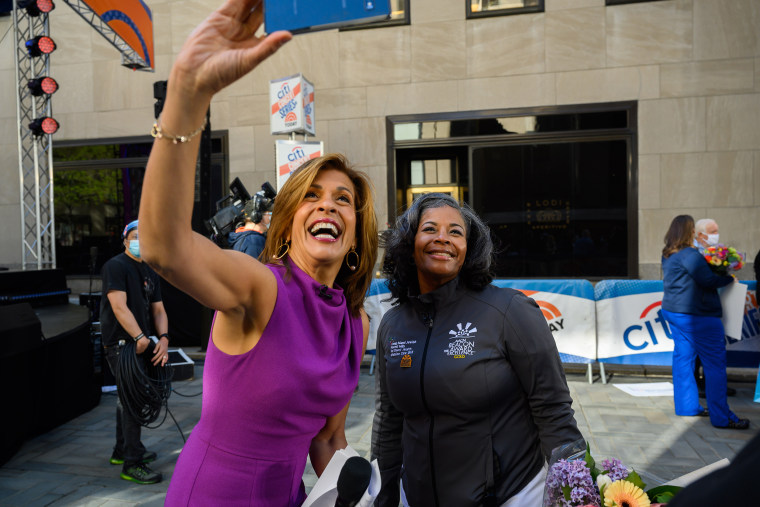 Hoda Kotb celebrated the return of live music on the plaza with a sweet moment with one of the nurses being honored for National Nurses Day. 