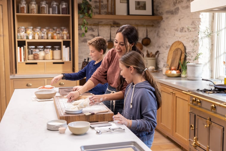 The mother of five had fun in the kitchen with her kids.