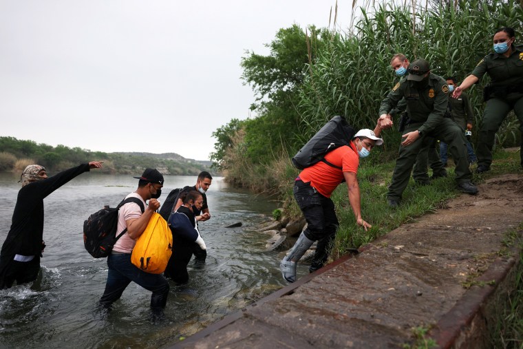 Image: Migrants cross the border in Del Rio, Texas