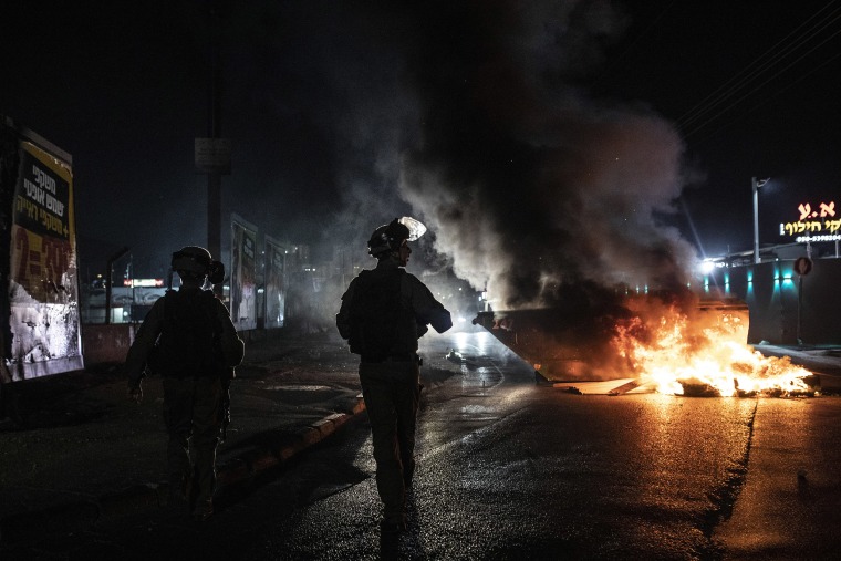 Image: Israeli police patrol during clashes between Arabs, police and Jews in Lod