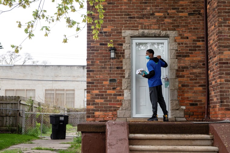 Image: Door-knock initiative to tackle COVID-19 vaccine hesitancy, in Detroit