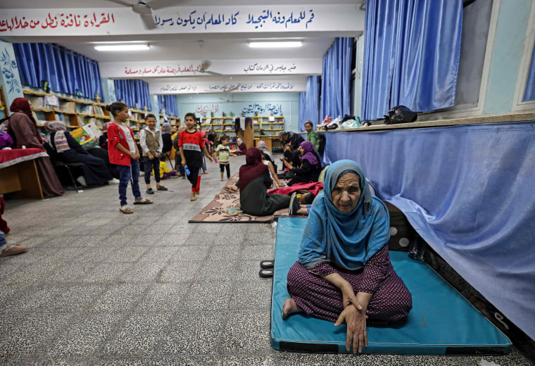 Image: Palestinian families take shelter in a UN school in Gaza City