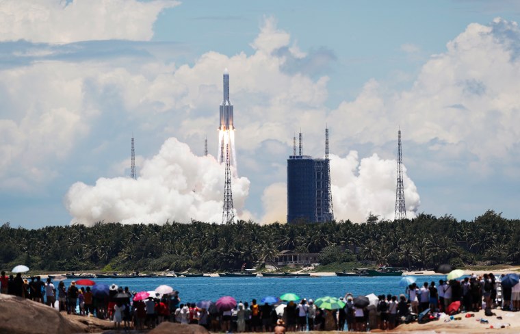 Image: The Long March 5 Y-4 rocket, carrying an unmanned Mars probe of the Tianwen-1 mission, takes off from Wenchang Space Launch Center