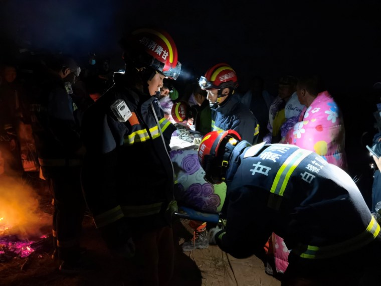 Image: Rescue workers work at the site of the accident where extreme cold weather killed participants of an 100-km ultramarathon race in Baiyin