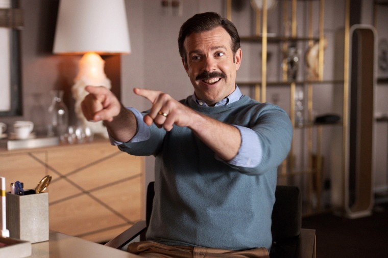 JASON SUDEIKIS in TED LASSO (2020), directed by ZACH BRAFF. Credit: UNIVERSAL TELEVISION / Album