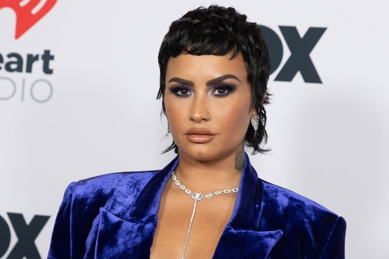 Demi Lovato debuts new, longer mullet