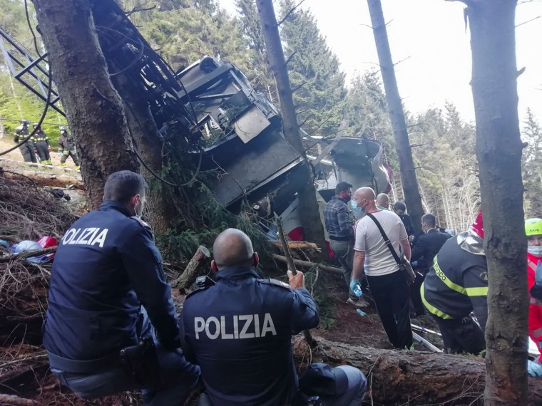 Image: Scene of cable car crash in Italy