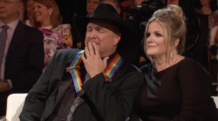 Garth Brooks was visibly moved by Kelly Clarkson's tribute.