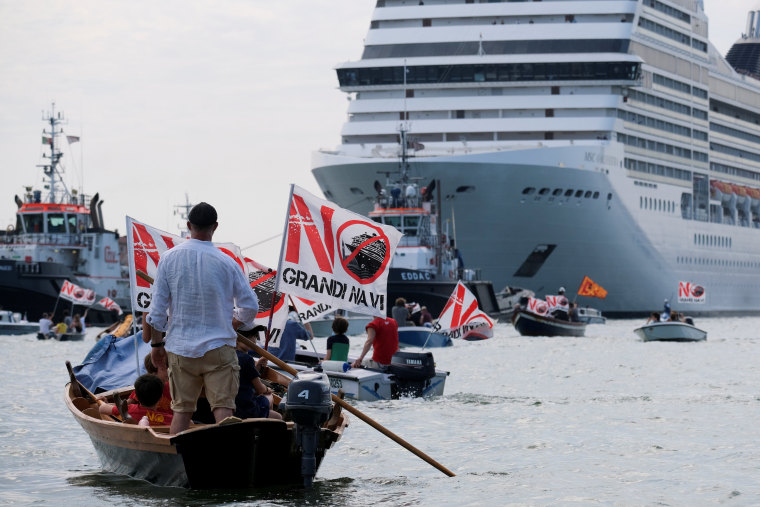 Image: Protest in Venice to demand an end to cruise ships' passing through
