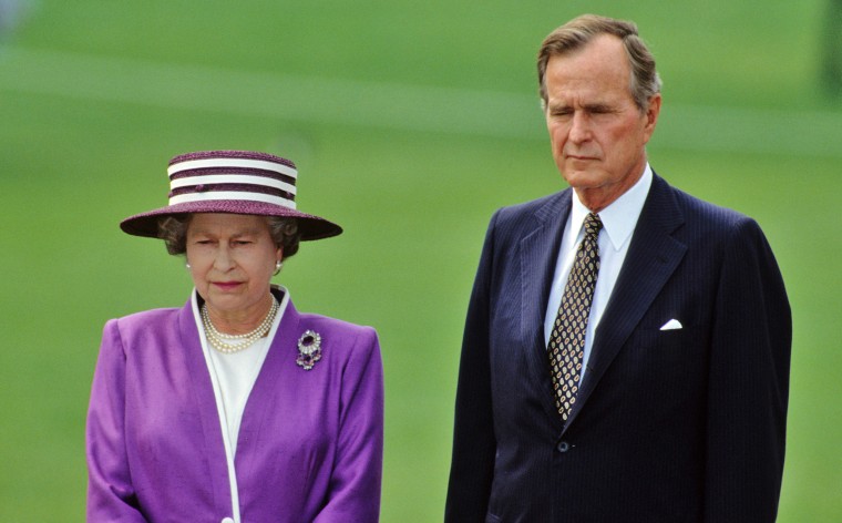 Queen Elizabeth II with President George Bush on the White House lawn on May 14, 1991.