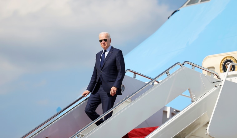 Image: Joe Biden disembarks from Air Force One