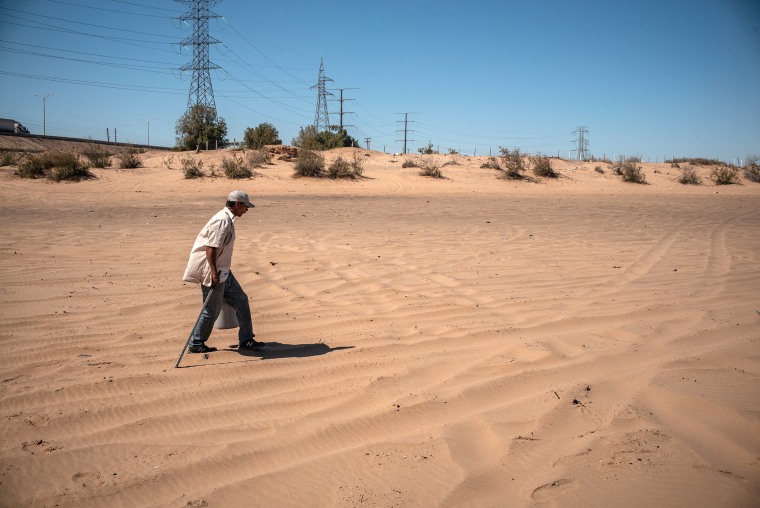 画像：2021年4月、バハカリフォルニアで、メキシコと米国の砂漠の境界近くを歩いているクカパの男性。
