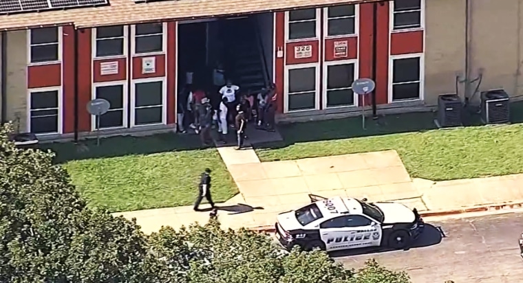 Image: Shooting at an apartment complex in Dallas