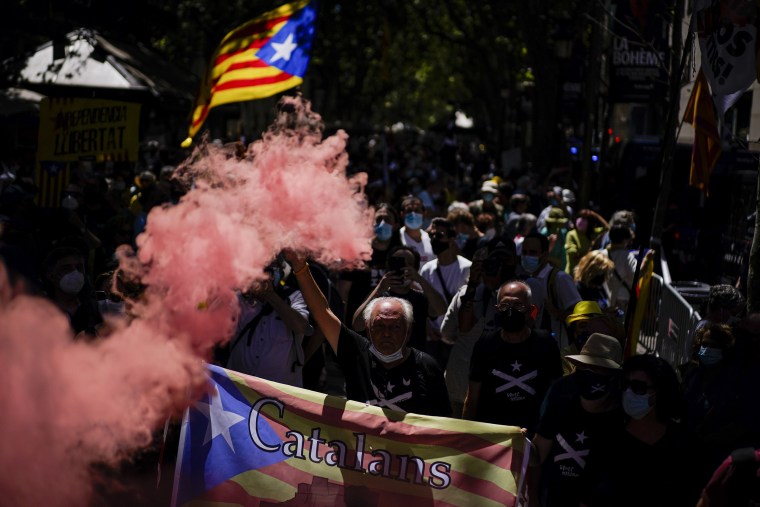 Image: Pro-independence demonstrators gather during a protest against Spain's prime minister Pedro Sanchez outside the Gran Teatre del Liceu in Barcelona