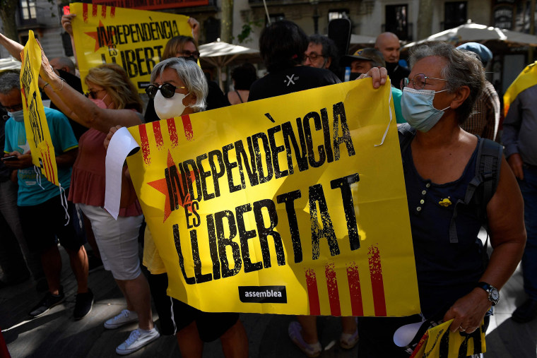 Image: People protest in front of the Liceu theatre in Barcelona