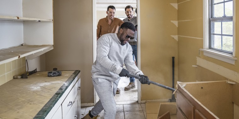 Kevin Hart takes on home renovation in "Celebrity IOU."