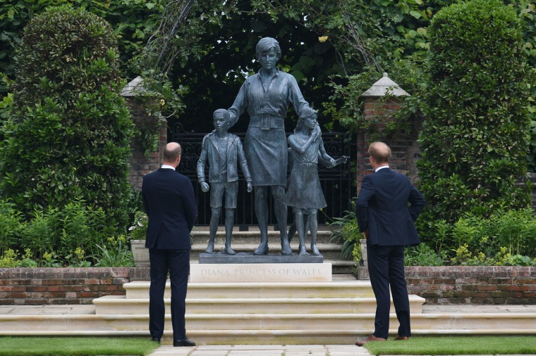 BRITAIN-ROYALS-DIANA-STATUE