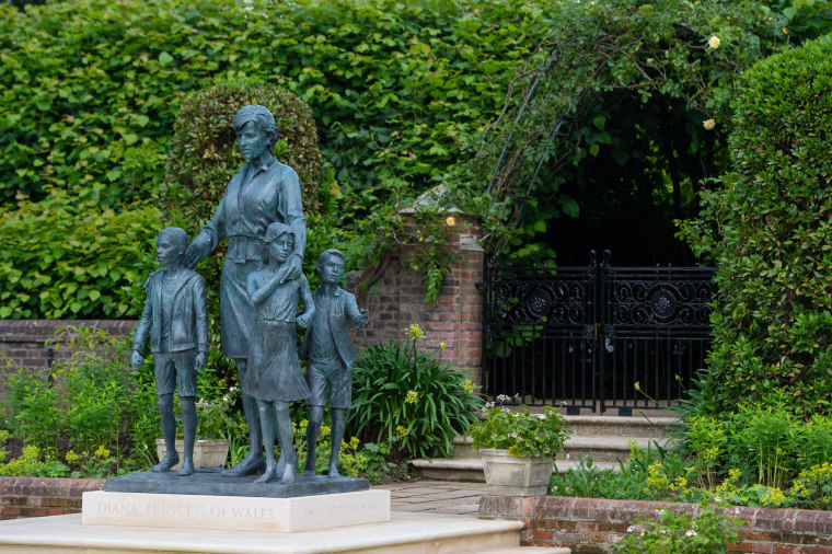 BRITAIN-ROYALS-DIANA-STATUE