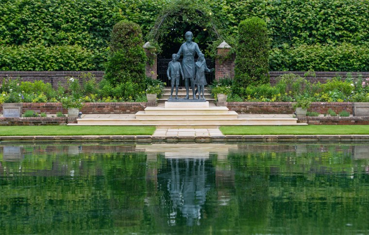 BRITAIN-ROYALS-DIANA-STATUE