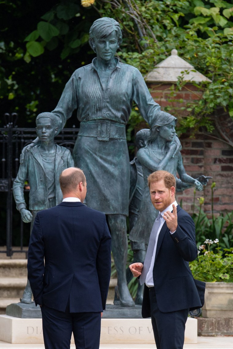 BRITAIN-ROYALS-DIANA-STATUE