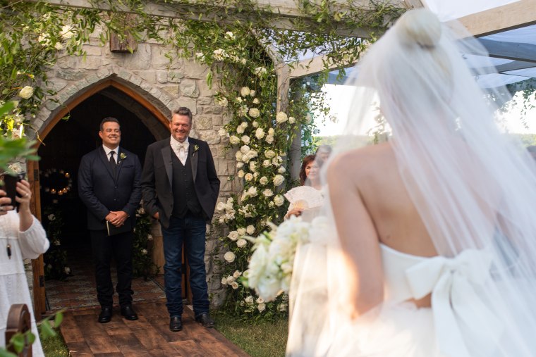 Shelton, alongside officiant Carson Daly, gets a glimpse of his bride walking down the aisle.