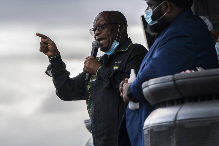 Image: Zuma addresses his supporters at his home in Nkandla