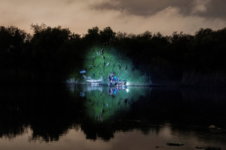 Image: Asylum-seeking migrants cross the Rio Grande river in Roma, TX