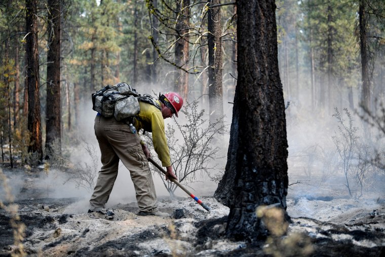Image: Firefighters deal with extreme conditions as the Bootleg Fire in Oregon expands